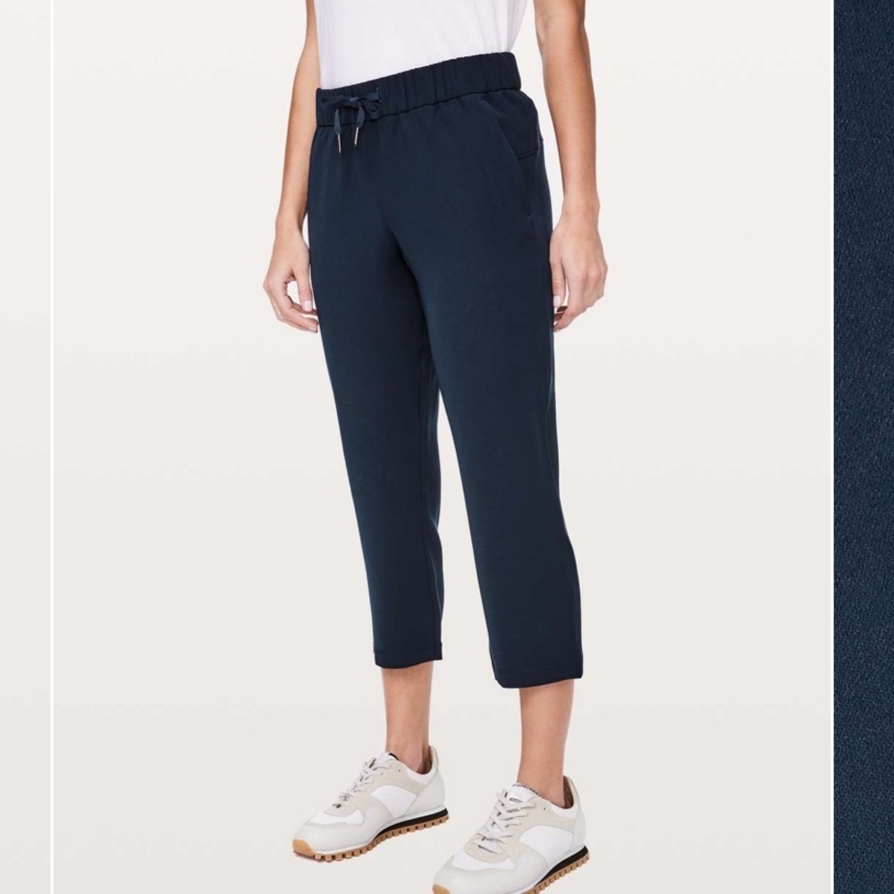 Lululemon women’s Lululemon On The Fly Crop *Woven 23" in True Navy (8/10)